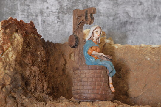 navidad portal belen nacimiento mujer artesania mujer pozo