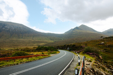Fototapeta premium road to the mountains of isle of skye scotland