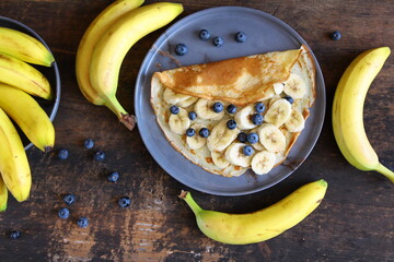Naleśniki  z bananami i borówkami posypana cynamonem © Monika
