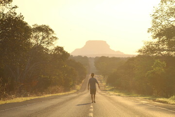 homem caminhando em rodovia na Chapada das Mesas, entre Balsas e Carolina, Maranhão 