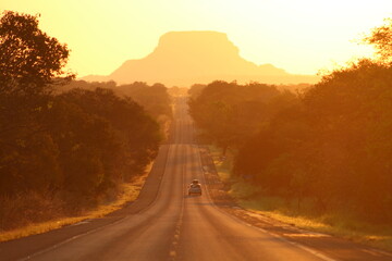 fim de tarde na rodovia BR-230 (conhecida como Transamazônica) na Chapada das Mesas, entre Balsas...