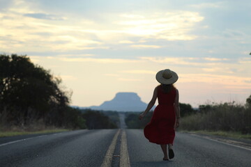 mulher caminhando em rodovia na Chapada das Mesas, entre Balsas e Carolina, Maranhão 