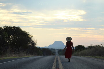 mulher caminhando em rodovia na Chapada das Mesas, entre Balsas e Carolina, Maranhão 