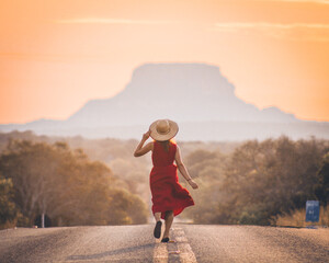 mulher caminhando em rodovia na Chapada das Mesas, entre Balsas e Carolina, Maranhão 