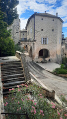 Ruelle de Barjac, joli village médiéval situé dans le département du Gard, dans la région Occitanie en France