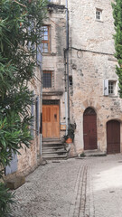 Ruelle de Barjac, joli village médiéval situé dans le département du Gard, dans la région Occitanie en France