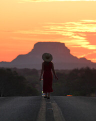 mulher caminhando em rodovia na Chapada das Mesas, entre Balsas e Carolina, Maranhão 