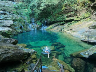 mulher no Poço Azul na Chapada das Mesas, maranhão 