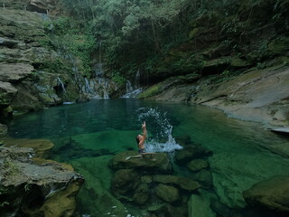 mulher no Poço Azul na Chapada das Mesas, maranhão 