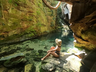 mulher no poço encantado, na Chapada das Mesas, maranhão 