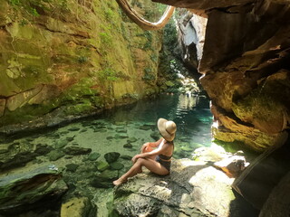 mulher no poço encantado, na Chapada das Mesas, maranhão 