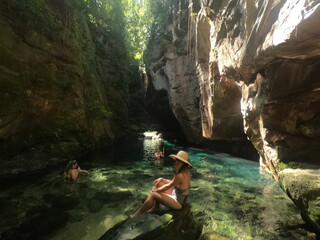 mulher no poço encantado, na Chapada das Mesas, maranhão 