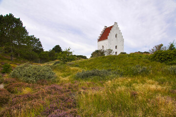 Fototapeta premium Den Tilsandede Kirke - der halb versunkene einsame Kirchturm in den Dünen bei Skagen an der Nordspitze Dänemarks