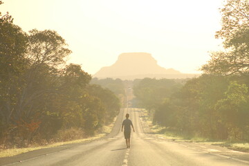homem caminhando em rodovia na Chapada das Mesas, entre Balsas e Carolina, Maranhão 