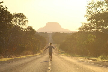 homem caminhando em rodovia na Chapada das Mesas, entre Balsas e Carolina, Maranhão 
