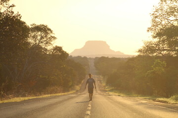 homem caminhando em rodovia na Chapada das Mesas, entre Balsas e Carolina, Maranhão 