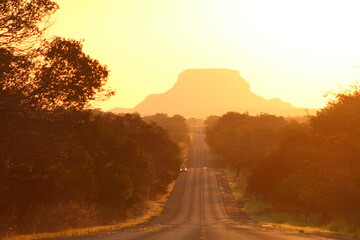 fim de tarde na rodovia BR-230 (conhecida como Transamazônica) na Chapada das Mesas, entre Balsas...