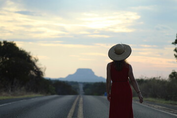 mulher caminhando em rodovia na Chapada das Mesas, entre Balsas e Carolina, Maranhão 