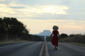 mulher caminhando em rodovia na Chapada das Mesas, entre Balsas e Carolina, Maranhão 