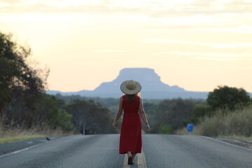 mulher caminhando em rodovia na Chapada das Mesas, entre Balsas e Carolina, Maranhão 