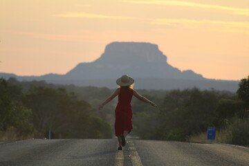 mulher caminhando em rodovia na Chapada das Mesas, entre Balsas e Carolina, Maranhão 