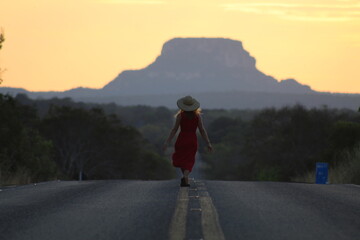 mulher caminhando em rodovia na Chapada das Mesas, entre Balsas e Carolina, Maranhão 