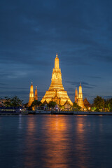 Naklejka premium Wat Arun Ratchawararam temple. Beautiful sunset at Chao Phraya river, landmark Bangkok Thailand.