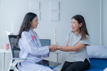 Obraz premium A doctor is giving advice to a patient who is coming for treatment about she's illness.