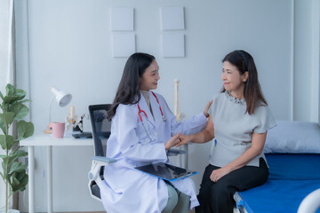 Obraz premium consulting female patient about pills and discussing health treatment sitting in the office at the desk. Medicine and health care concept. Doctor prescribing medicine to patient in the office.