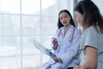 A doctor is giving advice to a patient who is coming for treatment about she's illness.