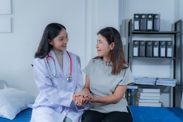 Obraz premium consulting female patient about pills and discussing health treatment sitting in the office at the desk. Medicine and health care concept. Doctor prescribing medicine to patient in the office.