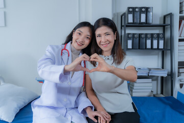 Obraz premium consulting female patient about pills and discussing health treatment sitting in the office at the desk. Medicine and health care concept. Doctor prescribing medicine to patient in the office.
