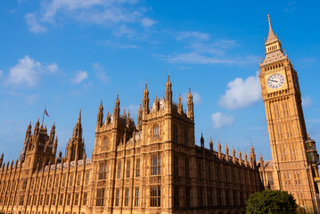 Fototapeta premium Houses of parliament and Big Ben in London, England. Famous landmark and tourist attraction