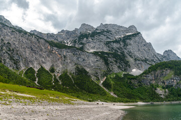 Obraz premium Hinterer Gosausee bei Hallstatt am Dachstein – Atemberaubende Alpenlandschaft in Österreich