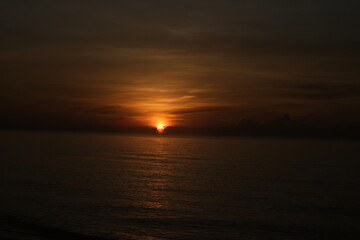 Naklejka premium The sun rises at the sea in the morning.