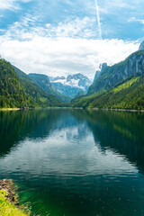 Fototapeta premium Gosausee bei Hallstatt am Dachstein – Atemberaubende Alpenlandschaft in Österreich