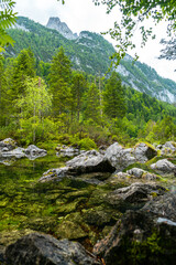 Obraz premium Gosaulacke bei Hallstatt am Dachstein – Atemberaubende Alpenlandschaft in Österreich