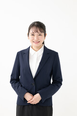 スーツを着た若い女性