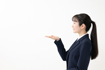 案内をする女性社員