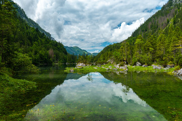 Gosaulacke bei Hallstatt am Dachstein – Atemberaubende Alpenlandschaft in Österreich