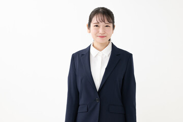 スーツを着た若い女性