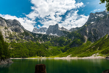 Fototapeta premium Hinterer Gosausee bei Hallstatt am Dachstein – Atemberaubende Alpenlandschaft in Österreich