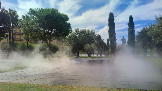 Brumisateur dans un le jardin public de la coul&eacute;e verte du Paillon &agrave; Nice avec une statue d'Apollon