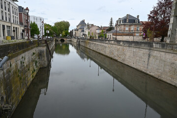 Naklejka premium Châlons-en-Champagne, Strade, antiche case e canali, Francia