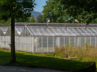 Obraz premium Am Stadtrand ländlich wohnen, nahe Park Schönfeld