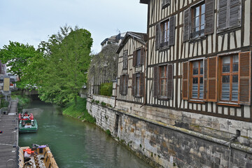 Naklejka premium Châlons-en-Champagne, Strade, antiche case e canali, Francia