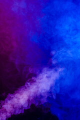 Volutes de fumée flottant sur un fond noir.