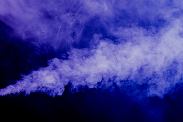 Volutes de fumée flottant sur un fond noir.