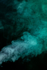 Volutes de fumée flottant sur un fond noir.