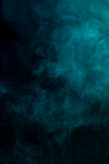 Volutes de fumée flottant sur un fond noir.